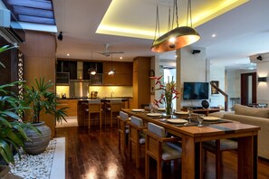 Biệt thự dành cho gia đình, 3 phòng ngủ, hồ bơi riêng | Khu vực ăn uống tại phòng
