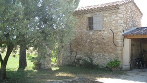 A stone building with a tiled roof, a small window, and a gravel driveway. - Cottage "Cherry" to METHAMIS (Méthamis)