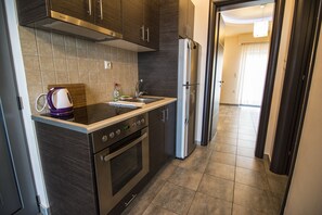 Refrigerador, horno, parrilla de estufa y cafetera y tetera