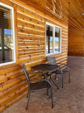 Outdoor dining - Fabulous Find/NEW King CozyCondo Nestled in thePines/Hikn'/Central/Bryce/ZionGem (Duck Creek Village)