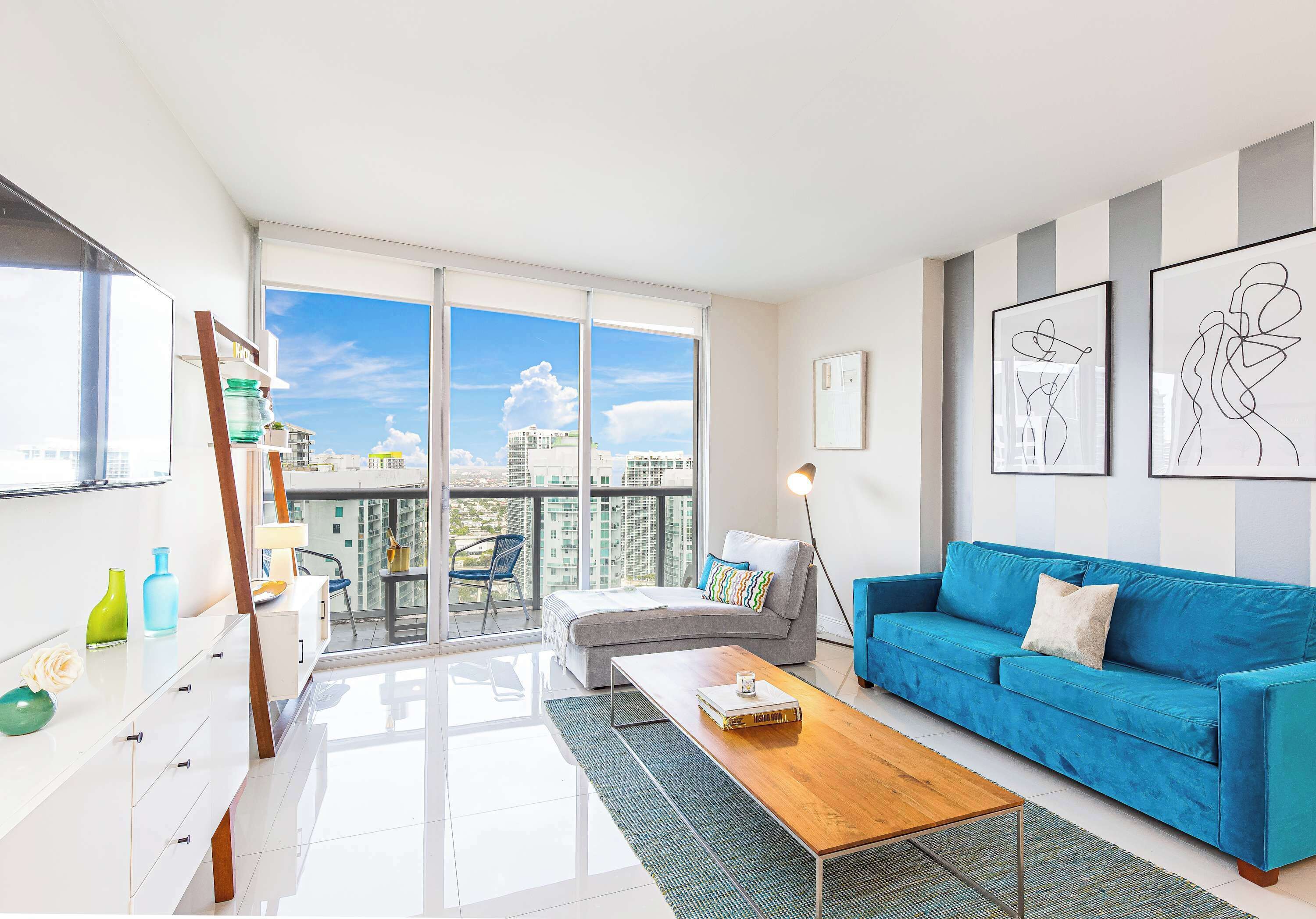 Een televisie en een kantoor