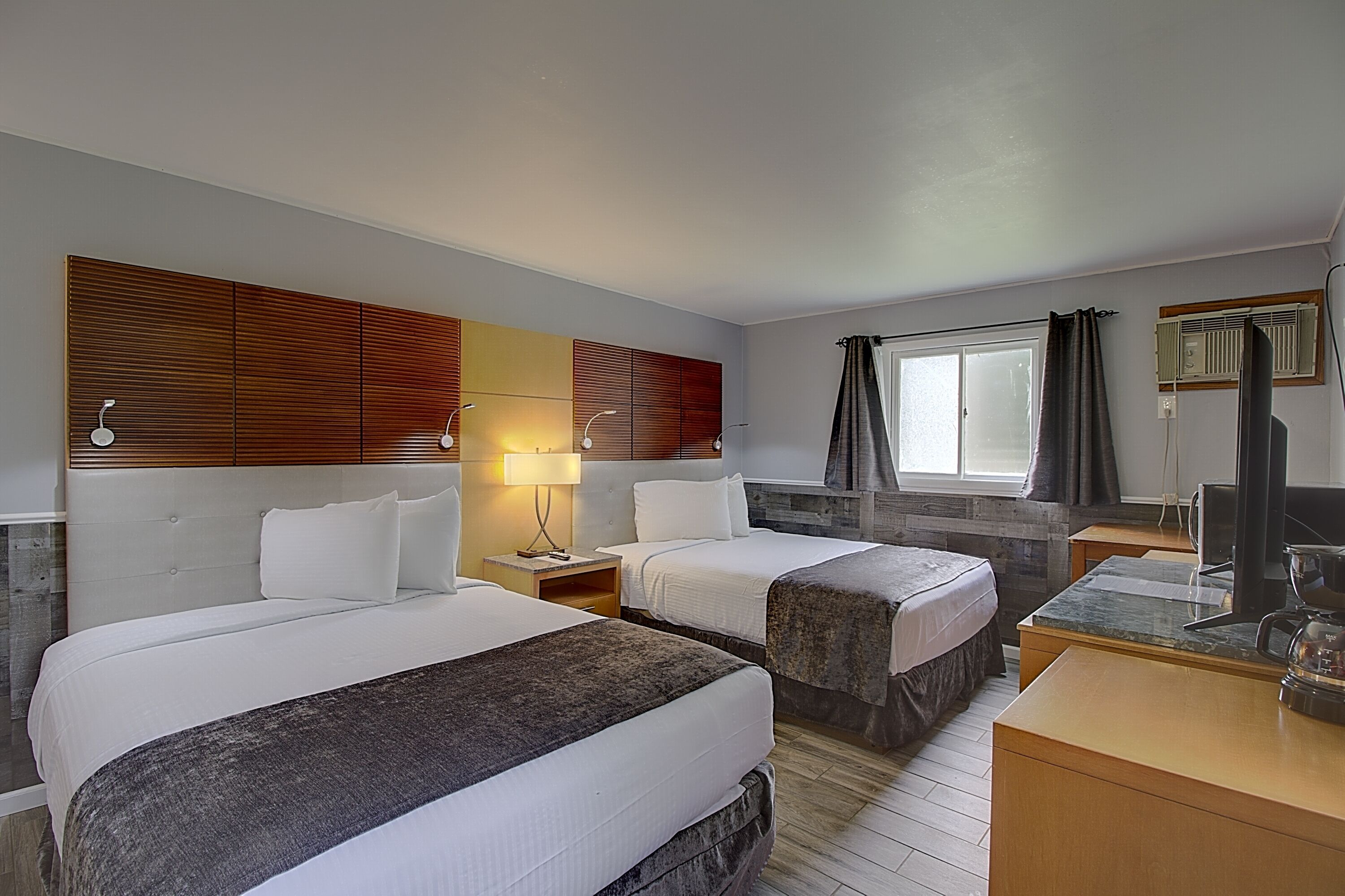 Rare 8 person 2 bathroom unit in heart of Wisconsin Dells