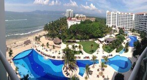 A heated pool - FABULOUS VILLA MAGNA 4 BEDROOM CONDO - ENJOY HOTEL AMENITITIES (Nuevo Vallarta)