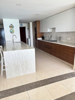 ثلاجة، ميكروويف، فرن، موقد طهي مسطح