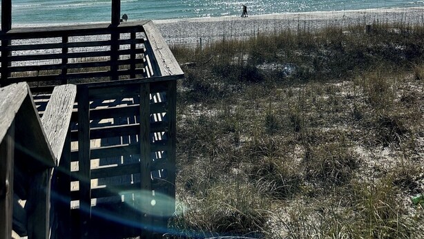 Une enseigne en bois sur laquelle on peut lire « COMPANO JOE'S SEAFOOD HOUSE » et « DESTIN, FLORIDE ».