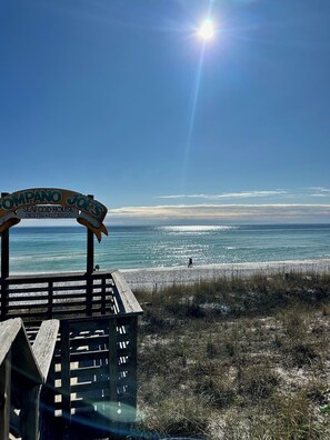 Un cartello di legno con la scritta "COMPANO JOE'S SEAFOOD HOUSE" e "DESTIN, FLORIDA".