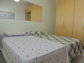 3 bedrooms, desk, iron/ironing board, free WiFi - AMAZING HOSTEL , SAFE,  3MIN. FROM COPACABANA / IPANEMA BEACHES,  PRIVATE BATH. (RIO DE JANEIRO)