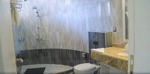 Quarto casal standard | Banheiro | Chuveiro, produtos de toalete grátis, secador de cabelo 