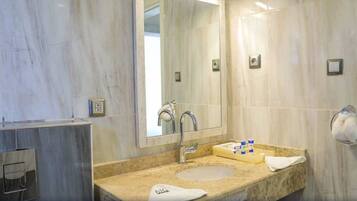 Kahden hengen standard-huone | Kylpyhuone | Suihku, ilmaiset hygieniatuotteet, hiustenkuivaaja, pyyhkeet