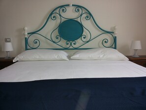 5 bedrooms, desk, soundproofing, iron/ironing board