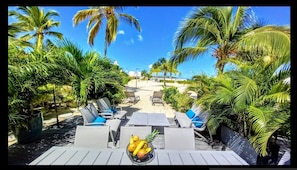 Prendre ses repas sur ce magnifique jardin arboré et vue sur mer 