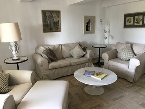 TV connectée, lecteur de DVD, livres, vidéothèque