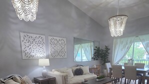 Ein modernes Wohnzimmer mit Sofa, Couchtisch und Essbereich.