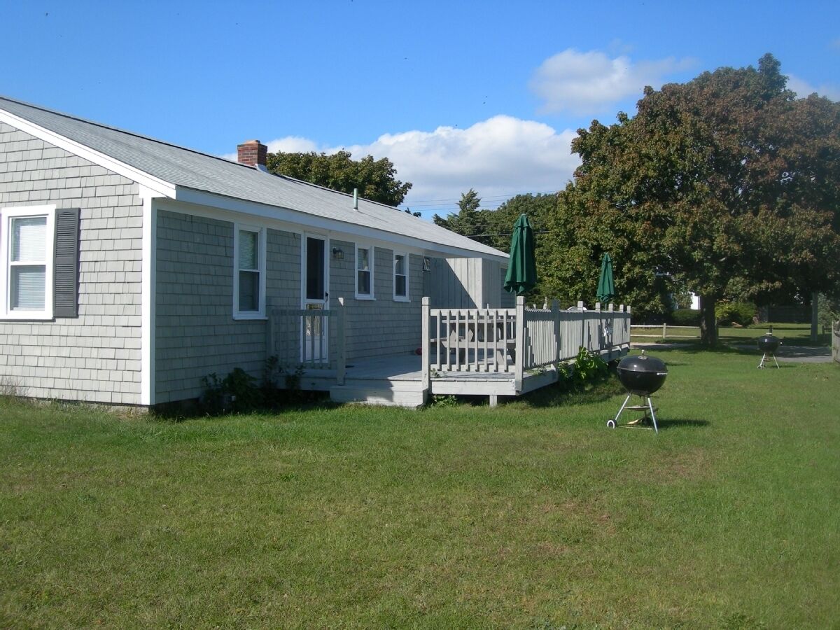 Location, Location, Location, Steps to Surf Drive Beach, sleeps 5, deck, yard