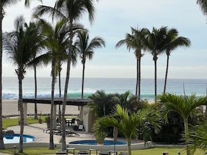 Outdoor dining - Oceanfront Luxury Penthouse with Private Balcony (San José del Cabo)