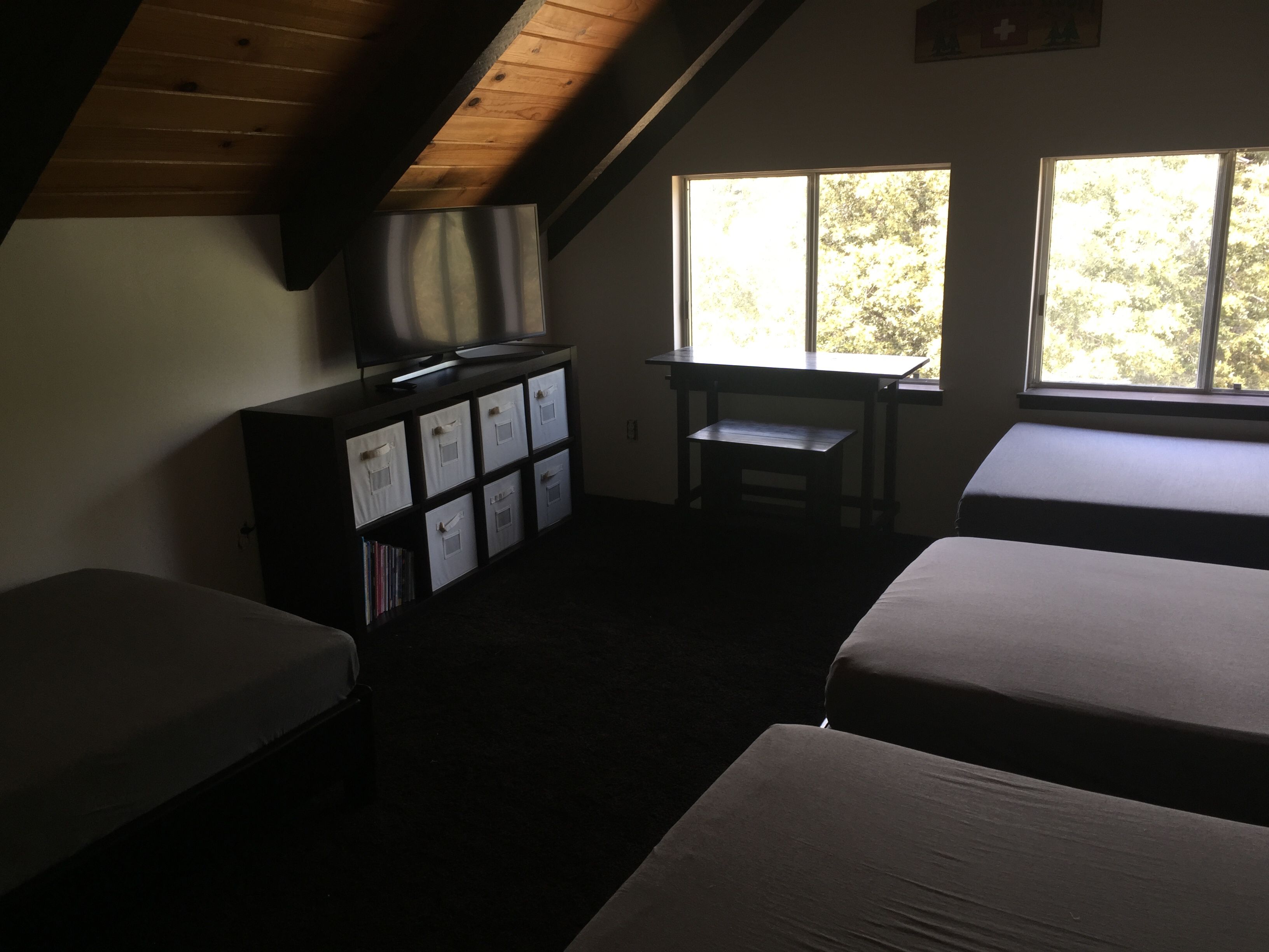 Yosemite Redwood Chalet Cozy Mountain Cabin with Modern Interior. We are open!