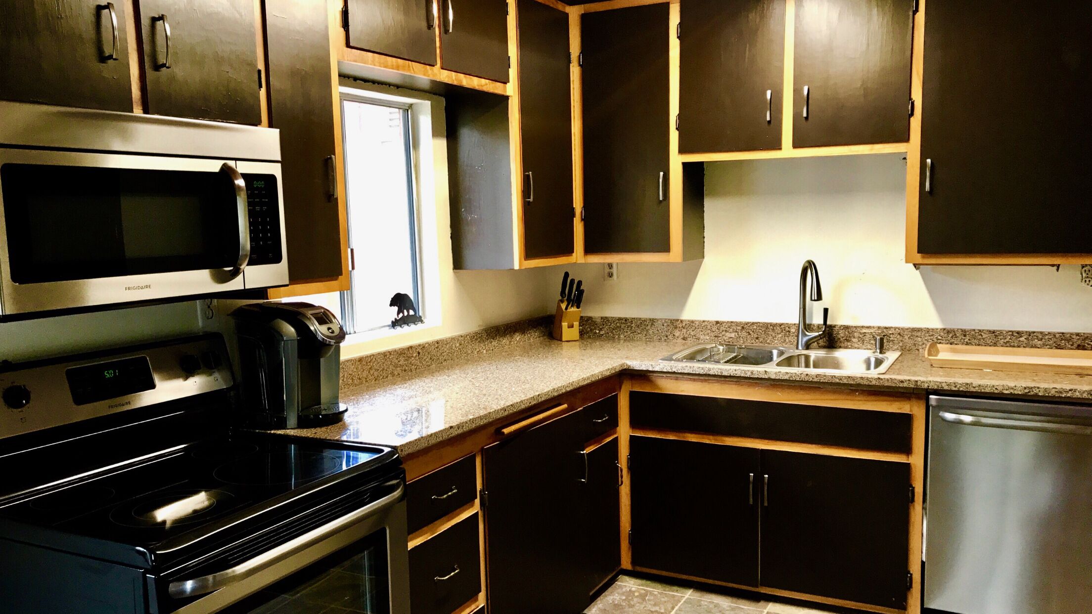 Yosemite Redwood Chalet Cozy Mountain Cabin with Modern Interior. We are open!