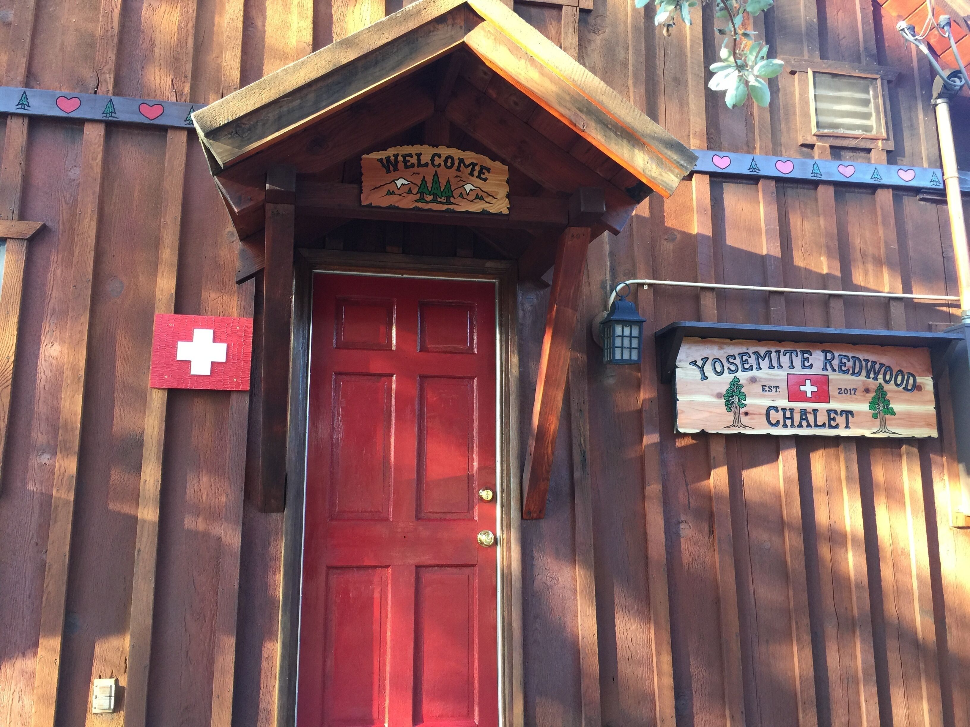 Yosemite Redwood Chalet Cozy Mountain Cabin with Modern Interior. We are open!