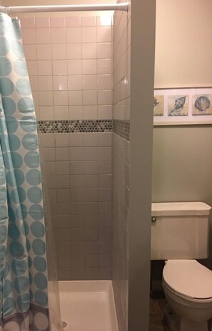 Een douche, een haardroger, handdoeken, toiletpapier