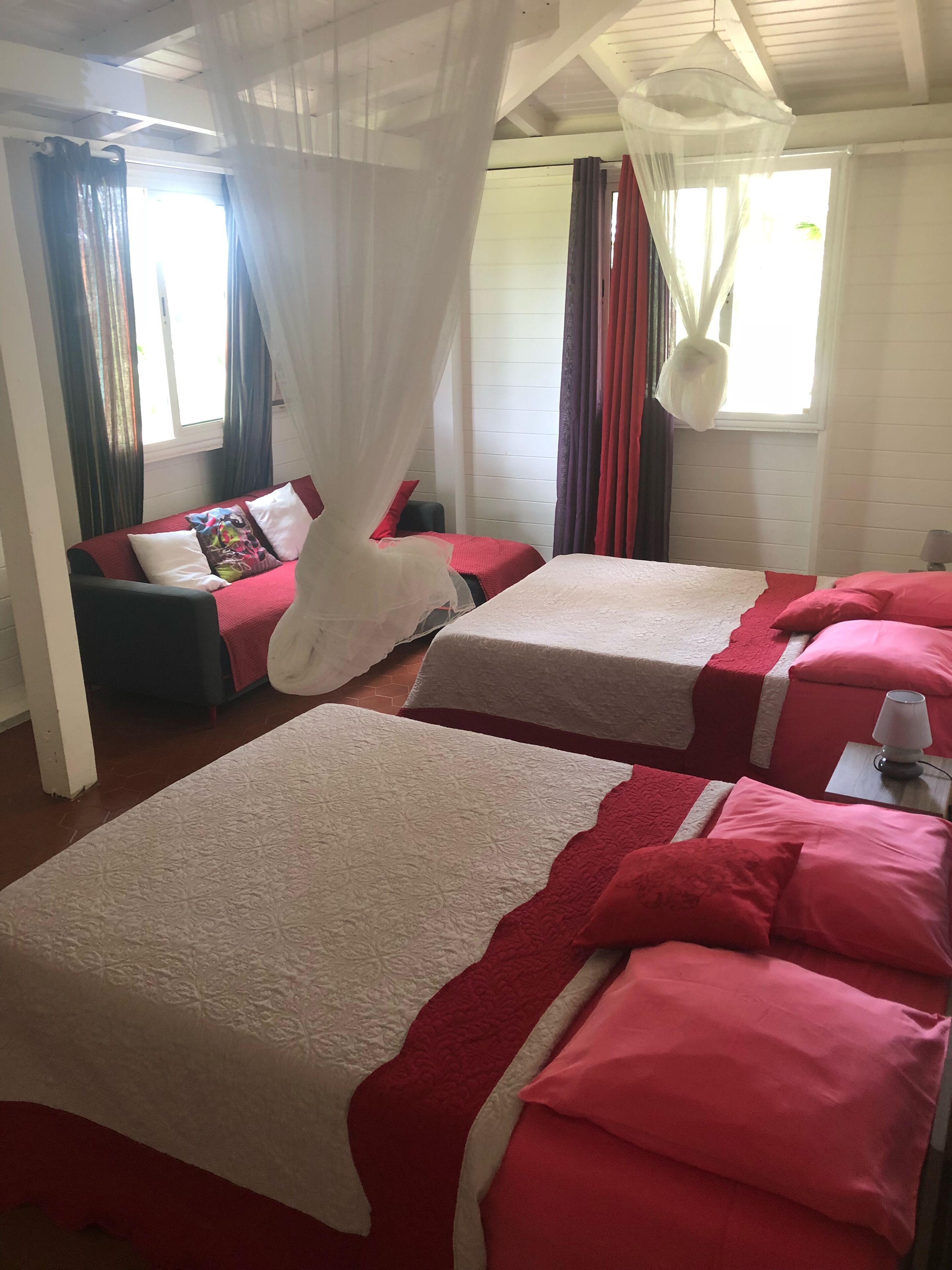 3 chambres, fer et planche à repasser, Wi-Fi, draps fournis