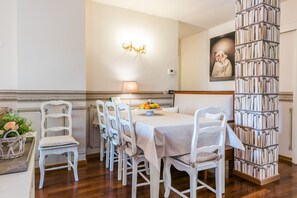 Dining - Beautiful, spacious apartment, five minutes from the castle with air conditioned (Malcesine)