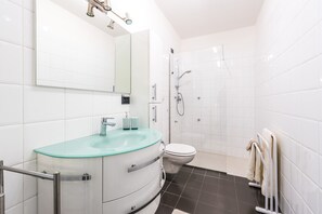 Shower, hair dryer, bidet, towels - Beautiful, spacious apartment, five minutes from the castle with air conditioned (Malcesine)