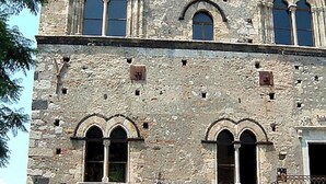 A historic building with arched windows and a stone facade. - CASA OASI with view & terrace (Taormina)