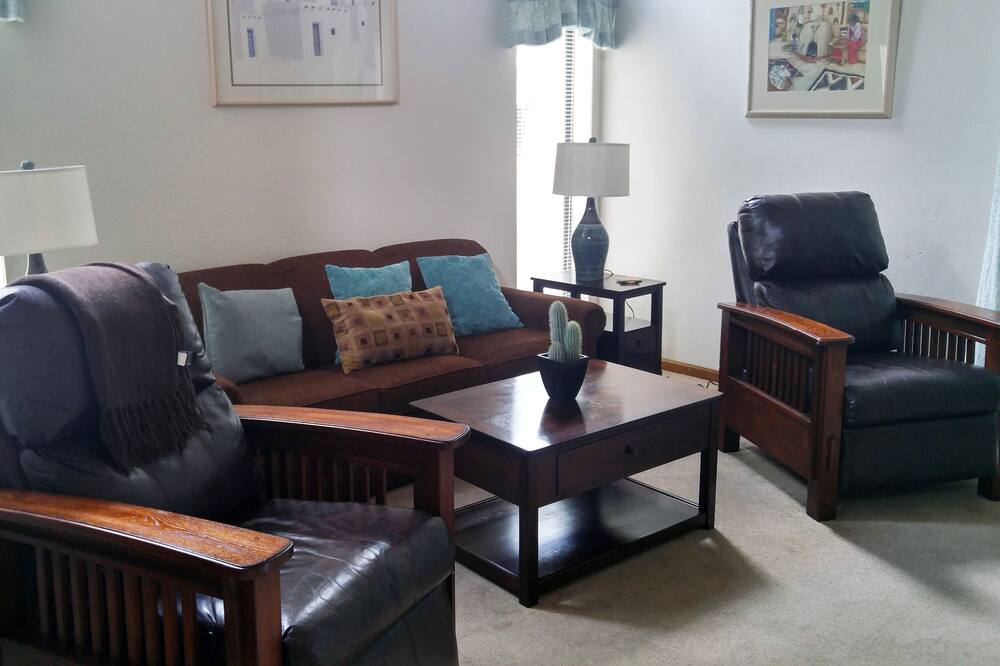 Quality Hill Resort Villa, sleeps six, full kitchen, dining room, private patio