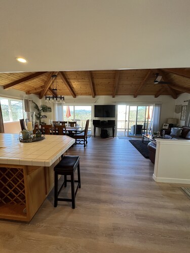 Beautiful Home In The Middle Of Wine Country with incredible sunsets, WiFi,
