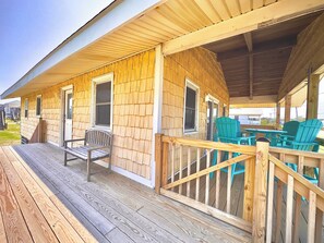 Terrace/patio - 3 Minute walk to the Beach, 1 block from the beach. (Kill Devil Hills)
