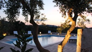 A pool area with a tree and lounge chairs. - MONOPOLI: "MEST PEPP "VILLA with POOL FOR EXCLUSIVE GUESTS' USE- MOSQUITOES FREE (MONOPOLI(BA))