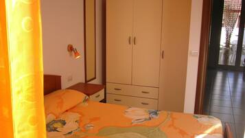 2 quartos, ferros/tábuas de passar roupa, roupa de cama