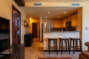 Refrigerador, microondas, horno y parrilla de estufa