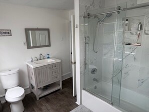 Ensemble baignoire-douche, séchoir à cheveux