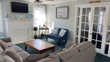 Televisión, reproductor de DVD y libros