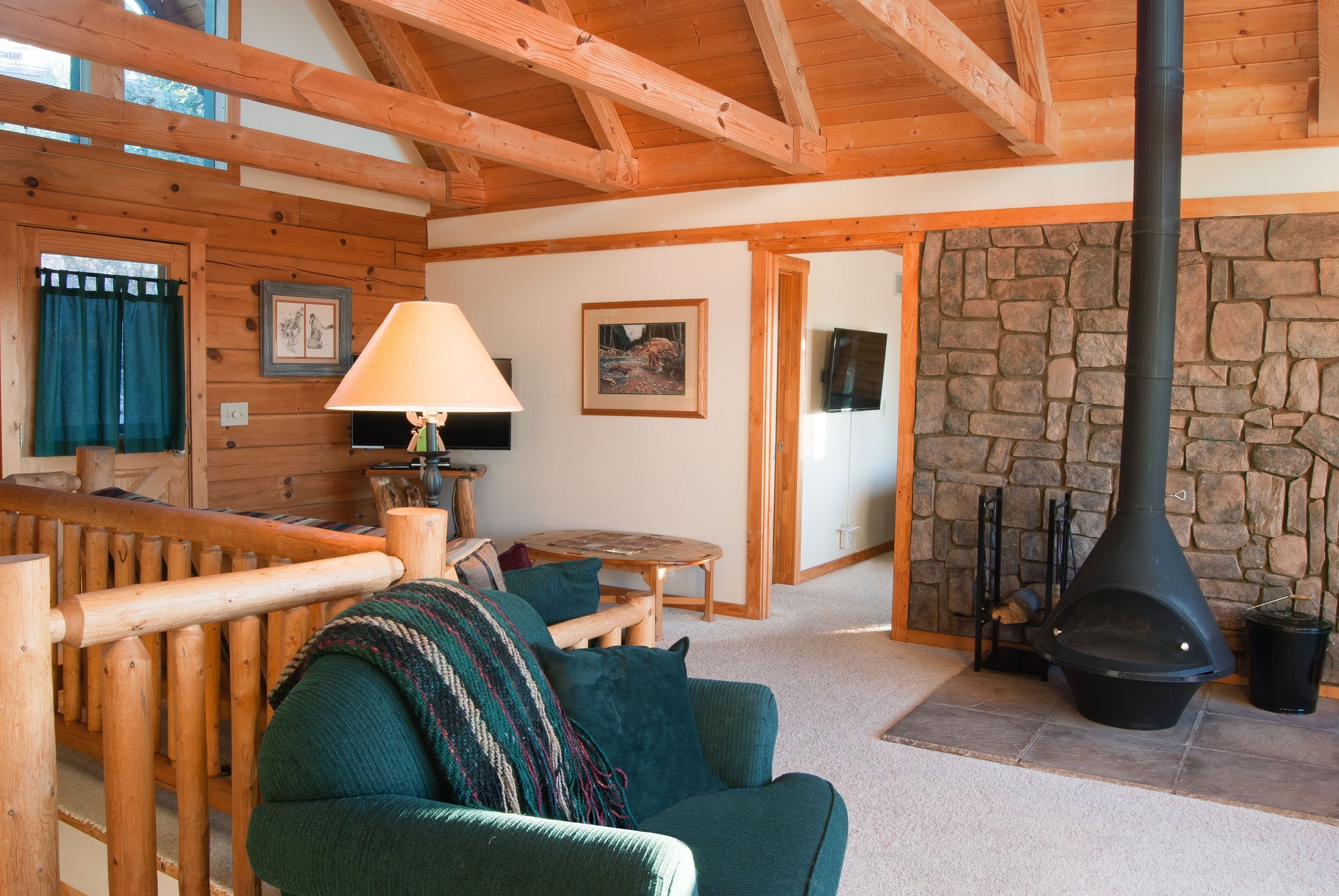 Cozy Bear Cabin in the Woods with Large Deck, Nestled in a Quiet Neighborhood