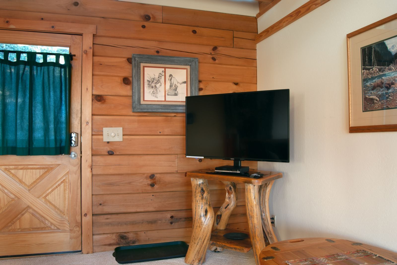 Cozy Bear Cabin in the Woods with Large Deck, Nestled in a Quiet Neighborhood