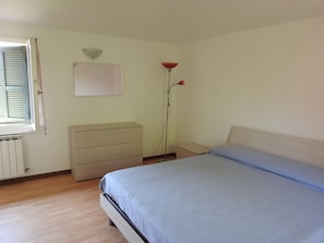 2 habitaciones, tabla de planchar con plancha, wifi y ropa de cama 