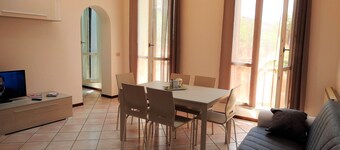 Large duplex apartment sleeps 5, private parking space, in the center 