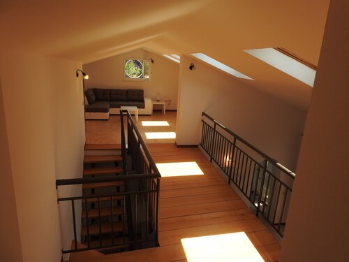 Large duplex apartment sleeps 5, private parking space, in the center 