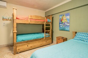 2 habitaciones, escritorio y tabla de planchar con plancha 