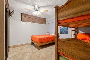 2 habitaciones, escritorio y tabla de planchar con plancha 