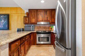 Refrigerador, microondas, horno y parrilla de estufa 