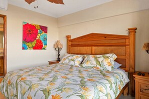 2 habitaciones, escritorio y tabla de planchar con plancha 