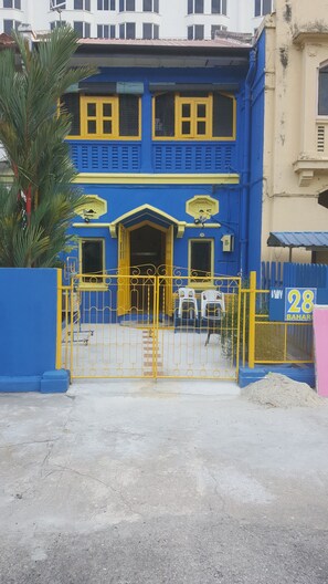Front of property - Bahari Twenty8 - Hostel (George Town)