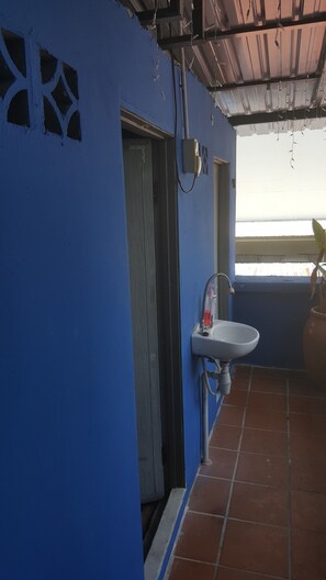 Basic Double Room, Non Smoking, Shared Bathroom | Bathroom | Shower, free toiletries, hair dryer, slippers - Bahari Twenty8 - Hostel (George Town)