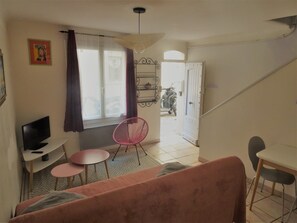 TV, books, offices - Picturesque village house (Saint-Raphaël)