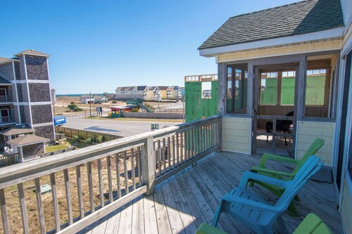 6 bedrooms, elevator,  3 minute walk to the beach. Prime Location