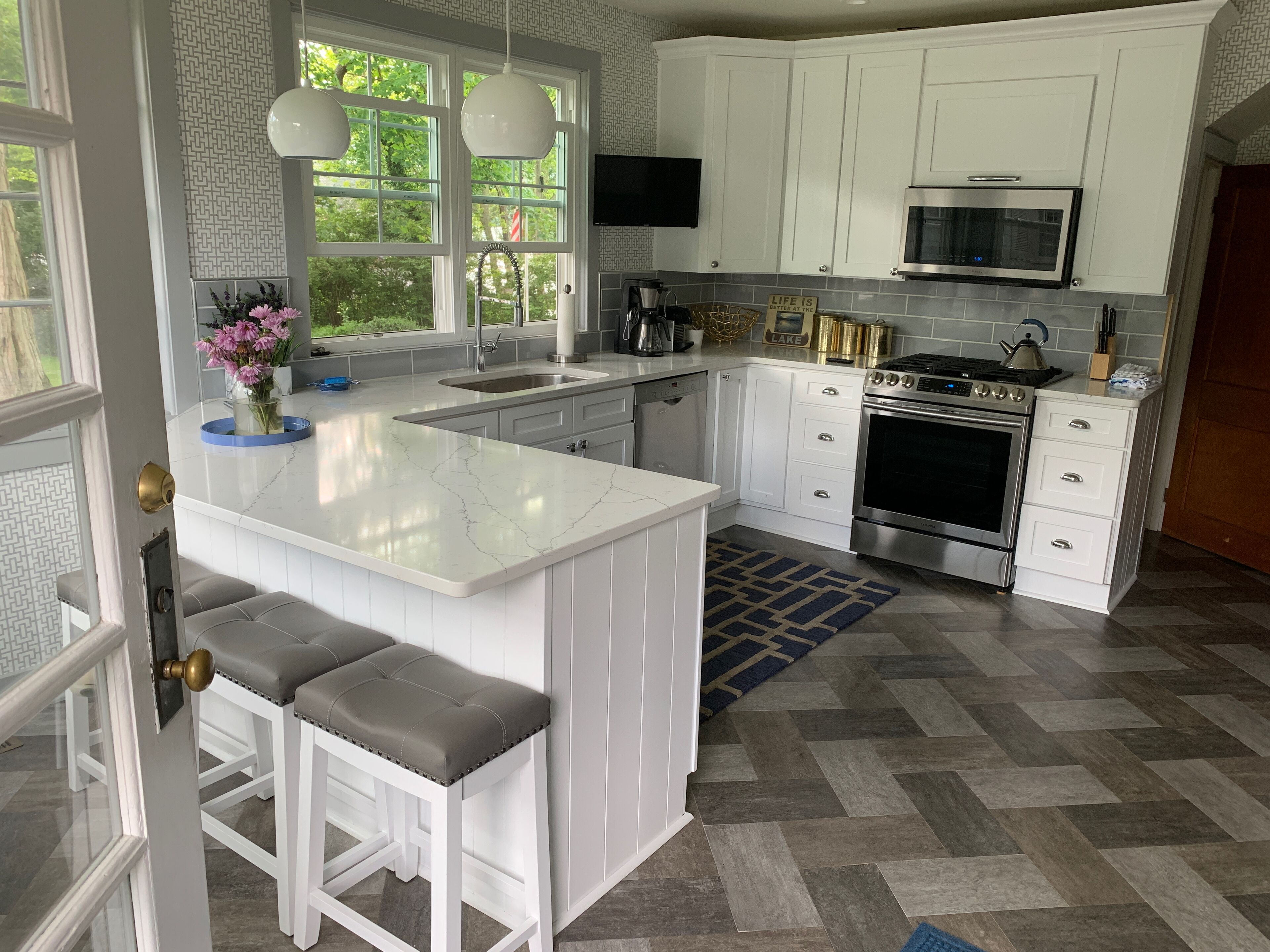 Charming Lakefront Cottage On Chautauqua, 4 bedrooms 1.5 bath, GREAT LOCATION!