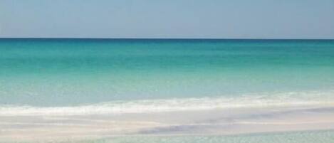 Plage à proximité, chaises longues, serviettes de plage